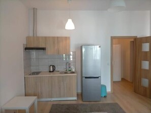 Kühlschrank, Mikrowelle, Ofen, Wasserkocher