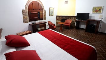 Standaard kamer | Individueel gedecoreerd, individueel gemeubileerd, een bureau