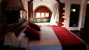 Junior kamer | Individueel gedecoreerd, individueel gemeubileerd, een bureau