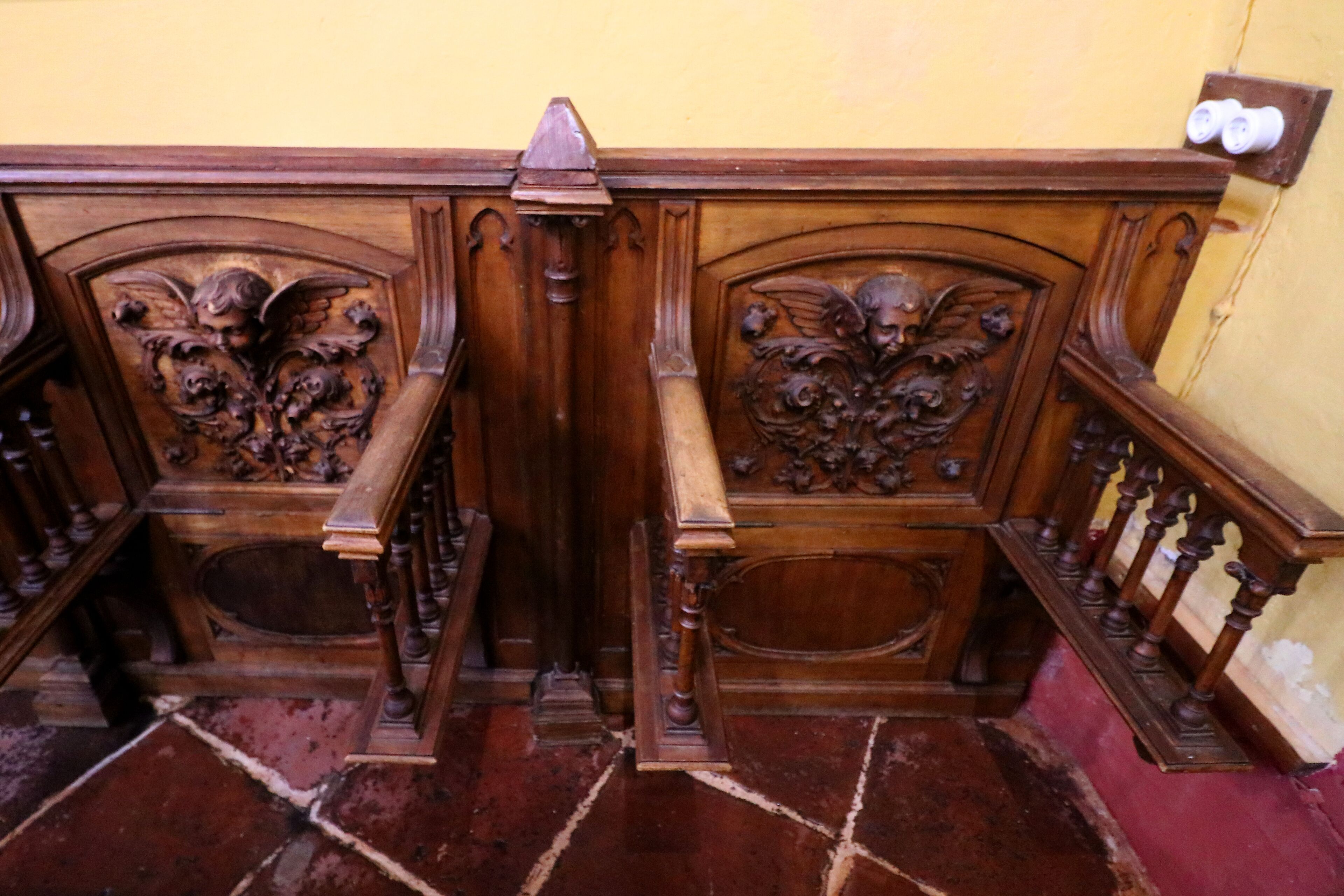 Una escalera de madera con elaborados adornos y barandilla.
