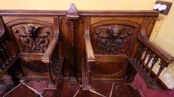 Una escalera de madera con elaborados adornos y barandilla.
