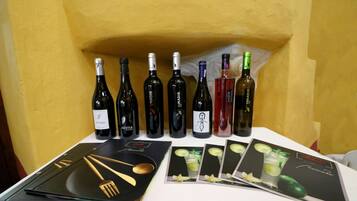 Una mesa con varias botellas de vino y un menú.