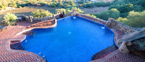 Una piscina al aire libre de temporada