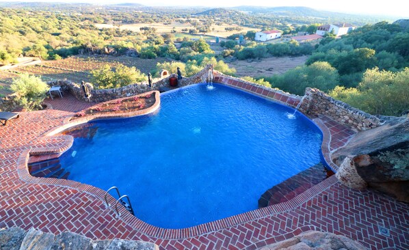 Una piscina al aire libre de temporada