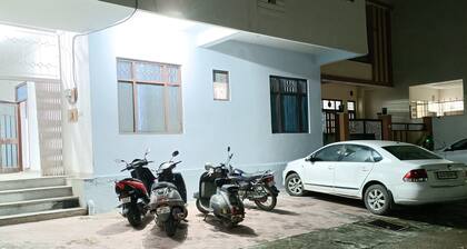 3 Bedroom Condo near Fatehsagar Lake