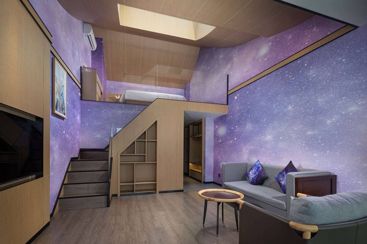 Un intérieur moderne avec un escalier, un canapé et une petite table.