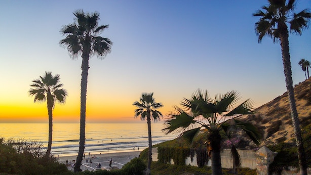 A beach with palm trees and a sunset. - Hacienda Palms - Vacay for 6 - Near Ocean, Pools, Tennis, Racetrack (Solana Beach)