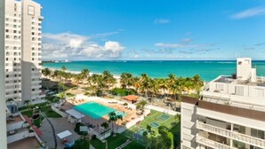 Un hotel con piscina, spiaggia e vista sull'oceano.
