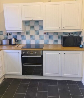 House | Private kitchen | Fridge, microwave, oven, stovetop - Lovely 2-bed House in Bolton Greater Manchester (Bolton)