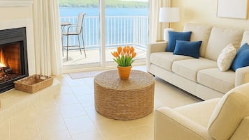 Smart-tv, pejs, dvd-afspiller, bøger