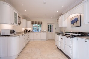 Refrigerador, microondas, horno y lavavajillas 