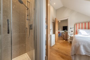 3 chambres, fer et planche à repasser, accès Internet, draps fournis