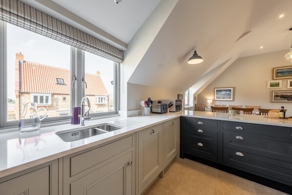 Réfrigérateur, micro-ondes, four, lave-vaisselle