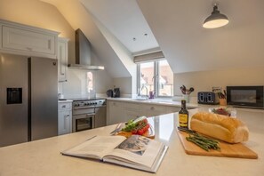 ثلاجة، ميكروويف، فرن، غسالة أطباق