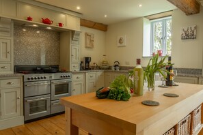 Microondas, lavavajillas, silla alta para bebés, mesa de comedor