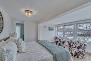 5 habitaciones, escritorio y tabla de planchar con plancha 