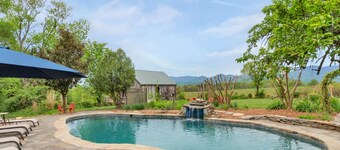 Farmhouse getaway for family vacations and friend retreats - heated pool