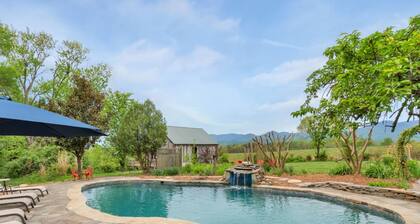Farmhouse getaway for family vacations and friend retreats - heated pool