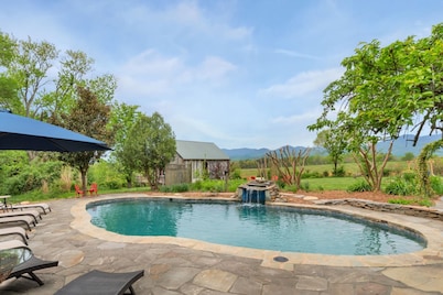 Farmhouse getaway for family vacations and friend retreats - heated pool