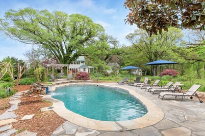 Farmhouse getaway for family vacations and friend retreats - heated pool, amazing views, close to wineries/breweries