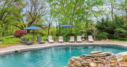 Farmhouse getaway for family vacations and friend retreats - heated pool, amazing views, close to wineries/breweries