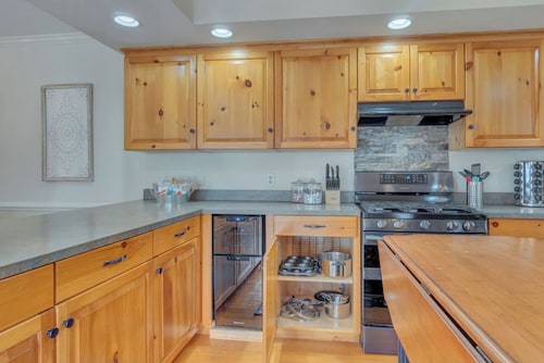 Farmhouse getaway for family vacations and friend retreats - heated pool
