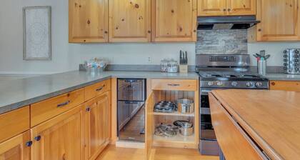 Farmhouse getaway for family vacations and friend retreats - heated pool