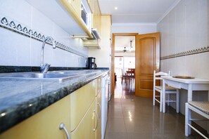 Een koelkast, een microgolfoven, een oven