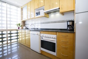 Een koelkast, een microgolfoven, een oven