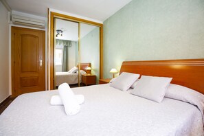 1 slaapkamer, een strijkplank/strijkijzer, gratis wifi, beddengoed