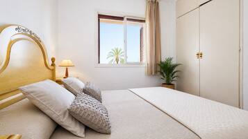 3 slaapkamers, een strijkplank/strijkijzer, gratis wifi, beddengoed