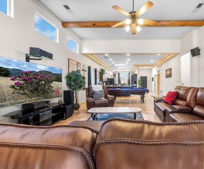 Televisio, takka, työhuone