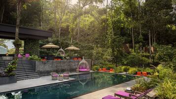 Außenpool, Sonnenschirme, Liegestühle