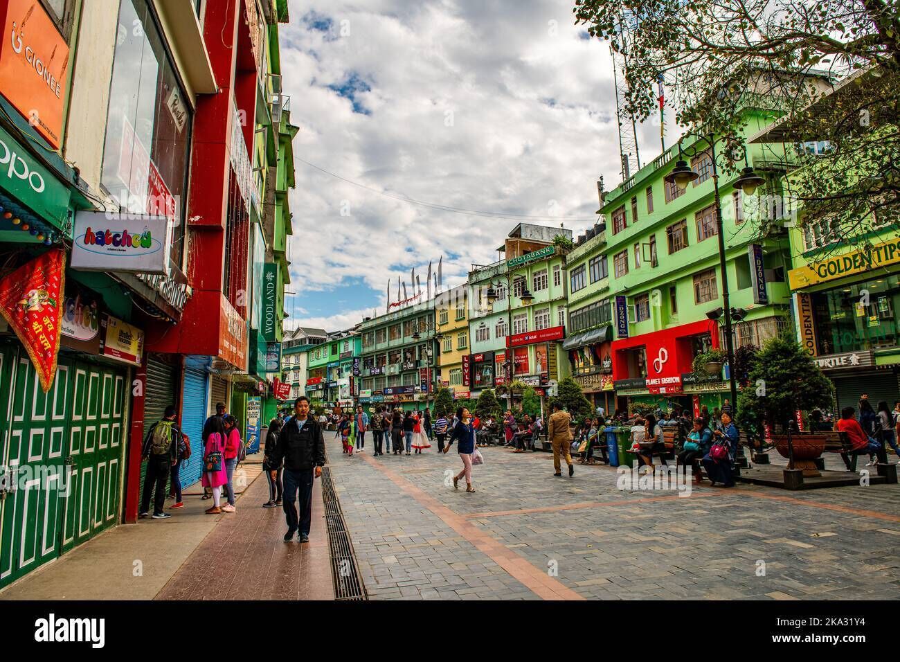 Una calle concurrida con edificios y tiendas coloridos.