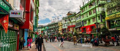 Una calle concurrida con edificios y tiendas coloridos.