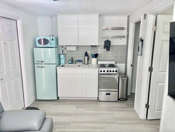 Jääkaappi, mikroaaltouuni, uuni, liesi