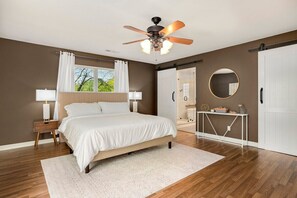 6 Schlafzimmer, Schreibtisch, Bügeleisen/Bügelbrett, Reisekinderbett