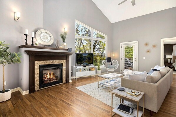 Fernseher, Kamin, Arbeitsbereiche