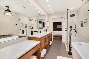 Bathtub, hair dryer, towels - Fayettevilla - 3 min to the U of A and Bike Trails (Fayetteville)