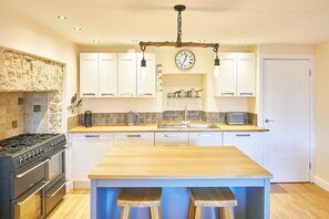 Een koelkast, een magnetron, een oven, een kookplaat