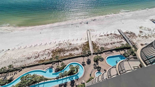Ein Resort mit Strand, Schwimmbad und Meerblick.