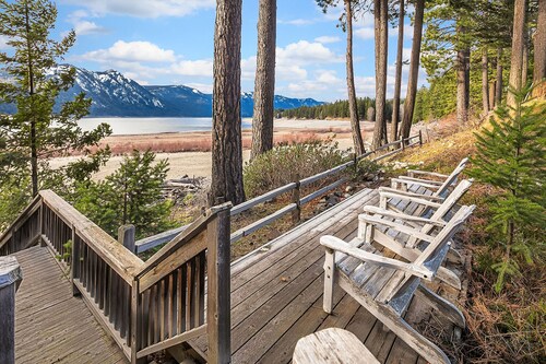Professionally remodeled stunner on Lake Cle Elum! On the Beach*Pet Friendly