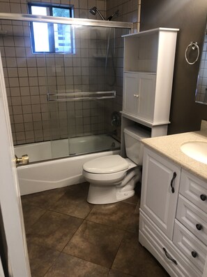 Combined shower/tub