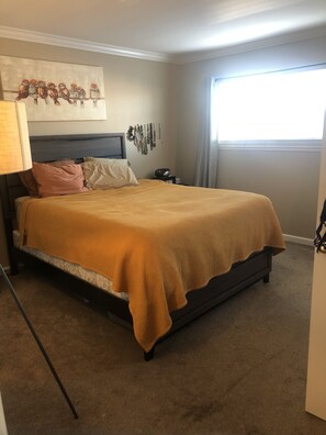 2 bedrooms, desk, WiFi