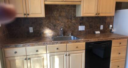 Quiet 2/1 With Garage + Yard**Pfct Long term Stays