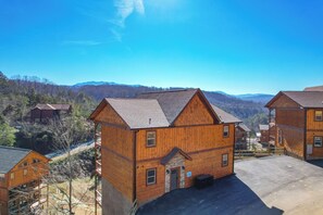 Exterior - Free Attractions, Great views pool table Private  Heated Pool, & Hot Tub (Sevierville)