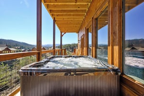 Indoor spa tub - Free Attractions, Great views pool table Private  Heated Pool, & Hot Tub (Sevierville)
