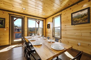 Dining - Free Attractions, Great views pool table Private  Heated Pool, & Hot Tub (Sevierville)