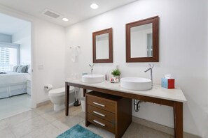 Bathtub, hair dryer, towels, shampoo - ICON Brickell *Amazing Oceanview *Pool *Spa (Miami)