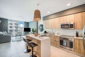 Refrigerador, microondas, horno y parrilla de estufa